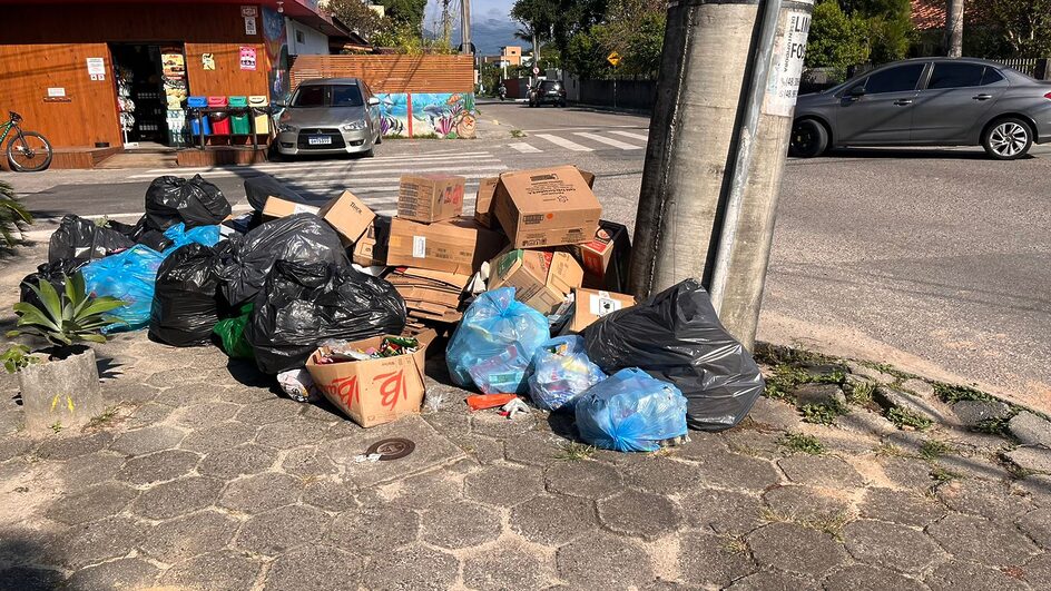 Ruas do Campeche com lixo acumulado (Foto: Cristian Delosantos, CBN Floripa)