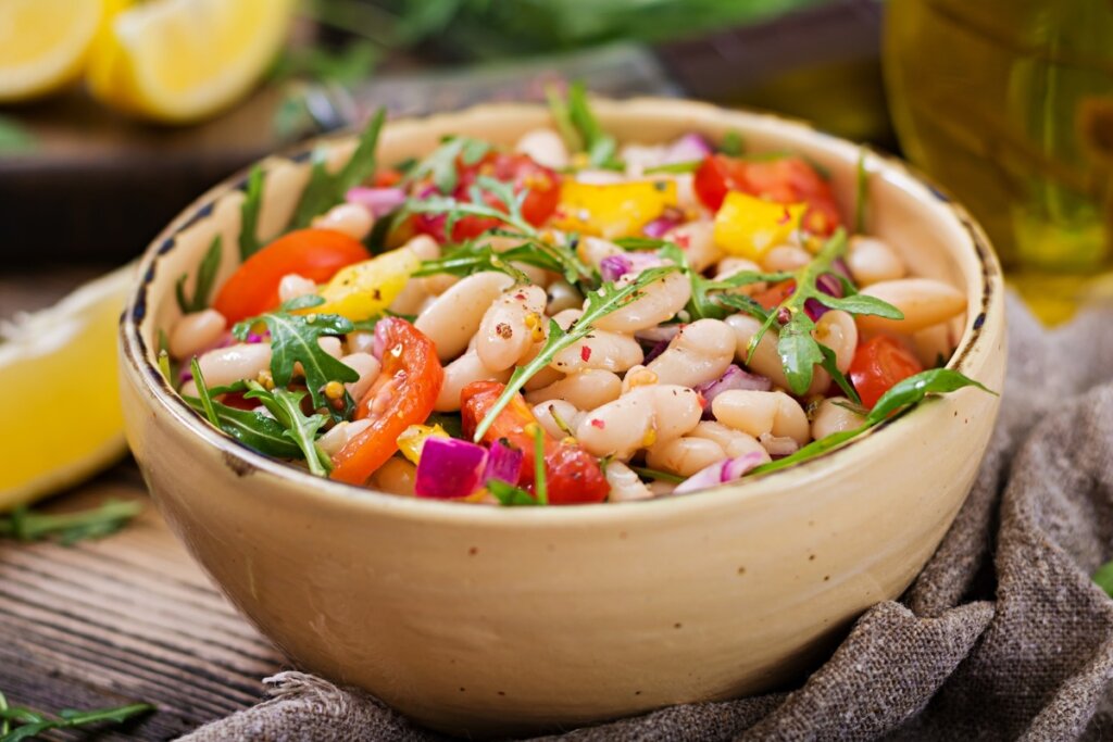 Salada de feijão-branco com rúcula (Imagem: Timolina | Shutterstock)