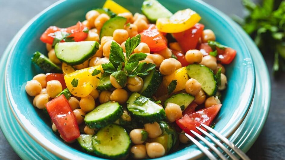Salada de grão-de-bico com pepino, tomate e pimentão (Imagem: Ivanna Pavliuk | Shutterstock)