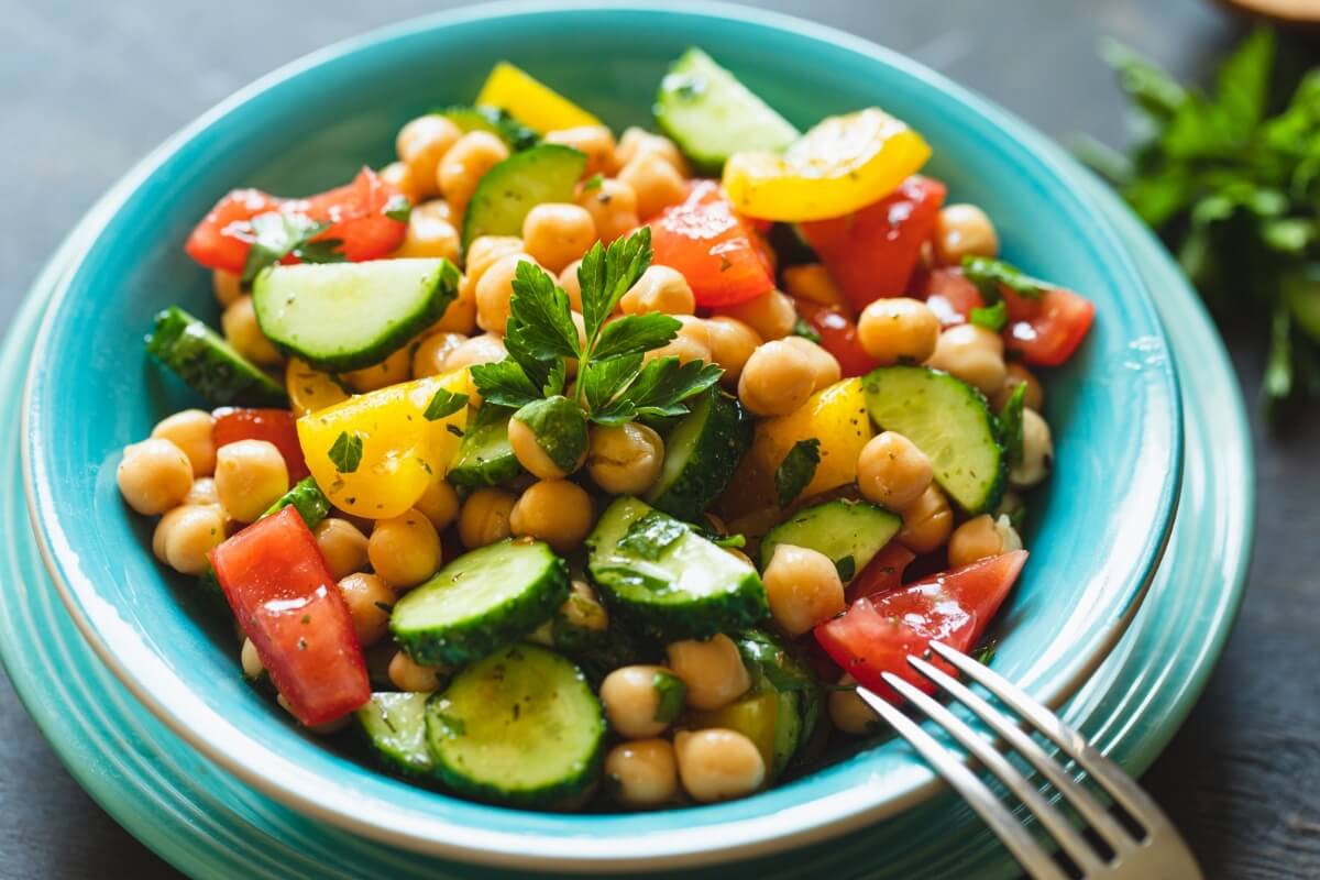 Salada de grão-de-bico com pepino, tomate e pimentão (Imagem: Ivanna Pavliuk | Shutterstock)