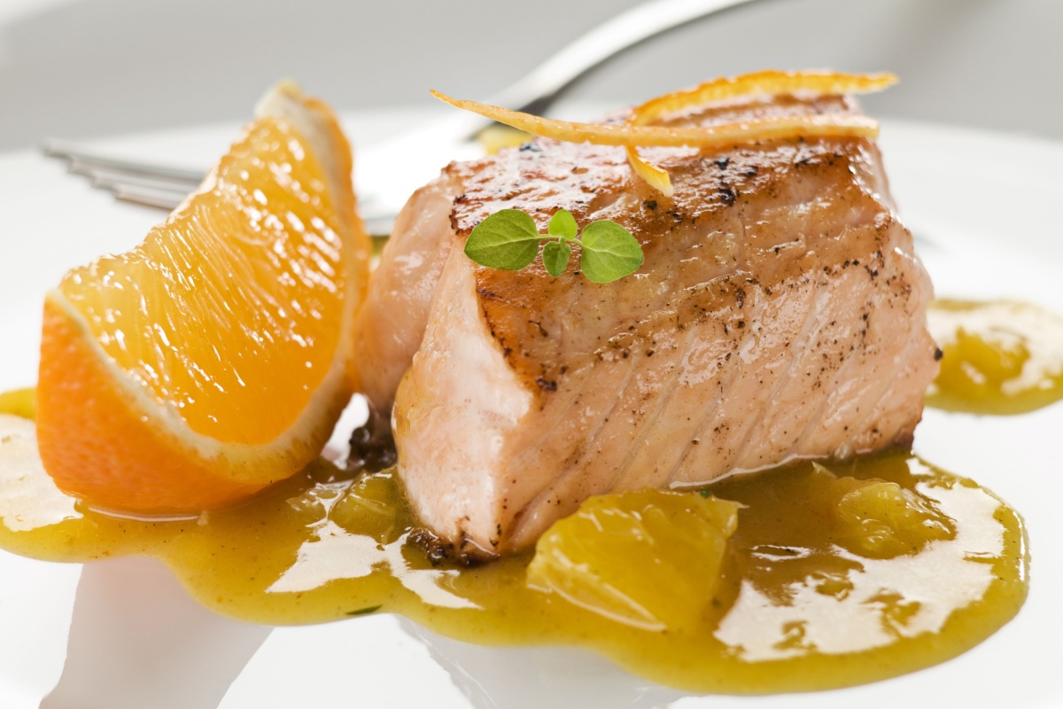Salmão grelhado com molho de laranja (Imagem: DUSAN ZIDAR | Shutterstock)