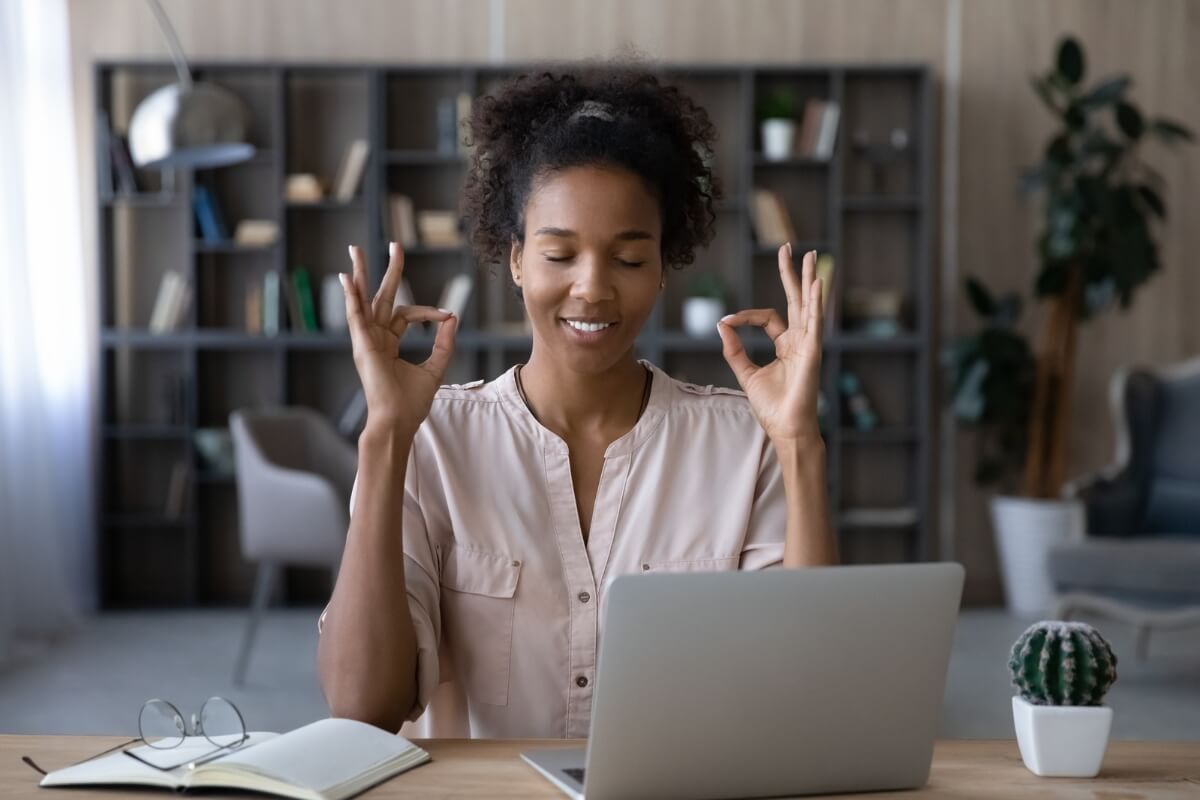 Saber gerenciar o estresse melhora a forma com que os empregados e empregadores lidam com as dificuldades (Imagem: fizkes | Shutterstock)