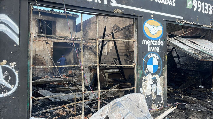 Sentimento de dor, relata dono de galpão de autopeças atingido por incêndio em Florianópolis