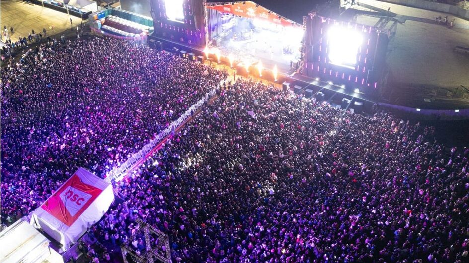 Festa do Pinhão tem arena conta dinheiro lotada com shows de Luan Santana e Ana Castela.