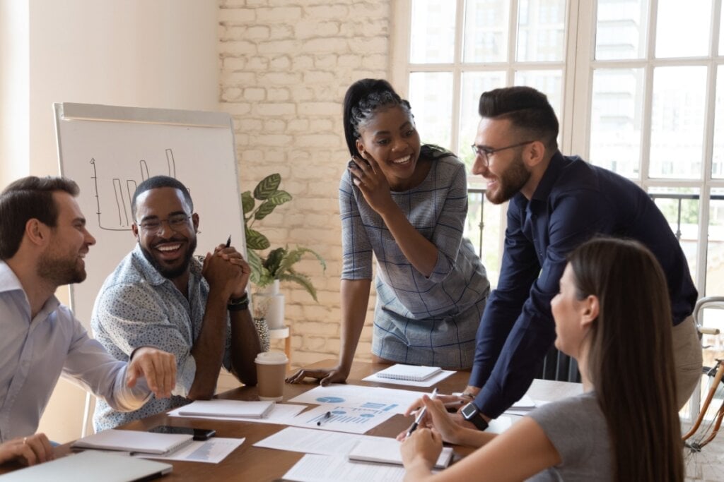 Uma jornada envolvente impulsiona bem-estar, produtividade e coesão cultural (Imagem: fizkes | Shutterstock)