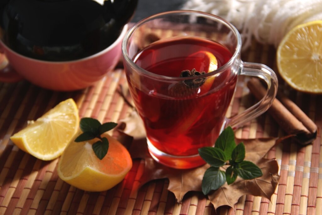 Ch&aacute; de lim&atilde;o-siciliano, hibisco e canela (Imagem: springtime78 | Shutterstock)