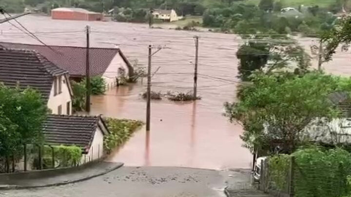 Gaúchos que moram em SC narram angústia com chuvas intensas e alagamentos no RS: "Caos"