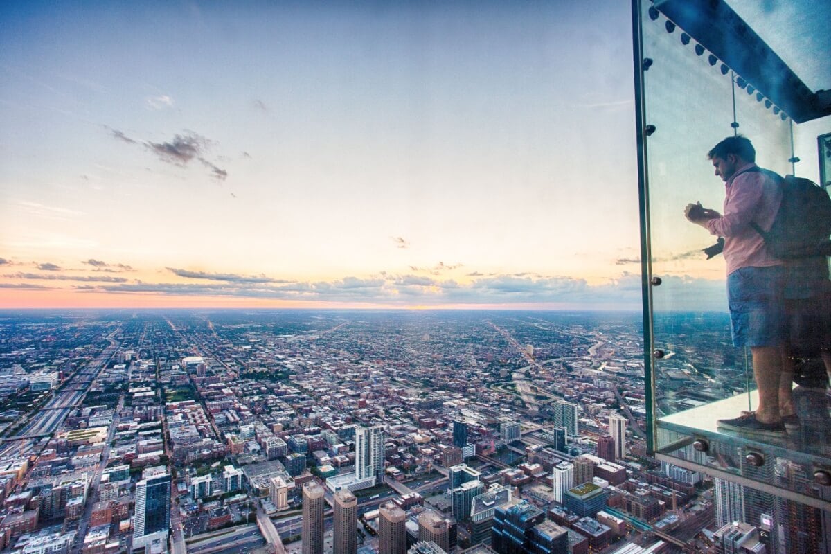 No Skydeck Chicago, a vista da cidade é panorâmica, diretamente do 103º andar (Imagem: Salvador Maniquiz | Shutterstock)