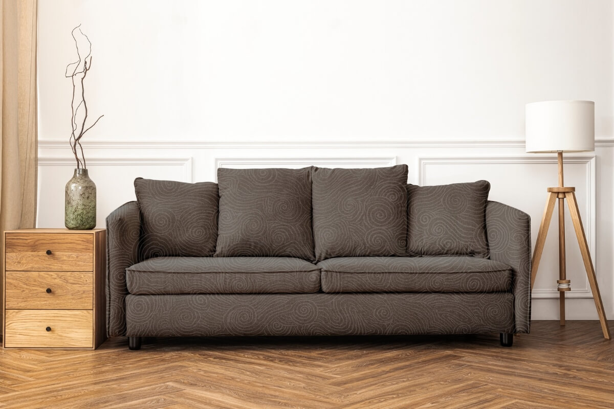 Cada tipo de tecido do sofá requer uma limpeza especial para evitar danos (Imagem: Rawpixel.com | Shutterstock)