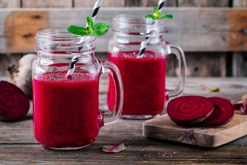 Suco detox de beterraba (Imagem: nblx | Shutterstock)