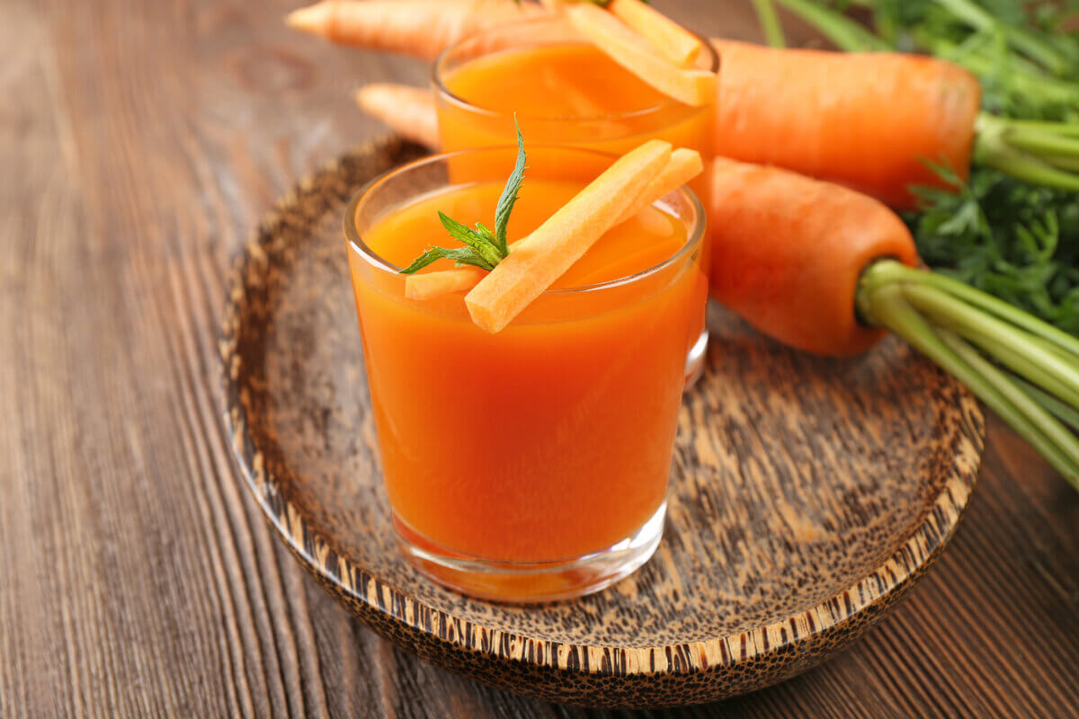 Suco de cenoura, laranja e mel (Imagem: Africa Studio |  Shutterstock)
