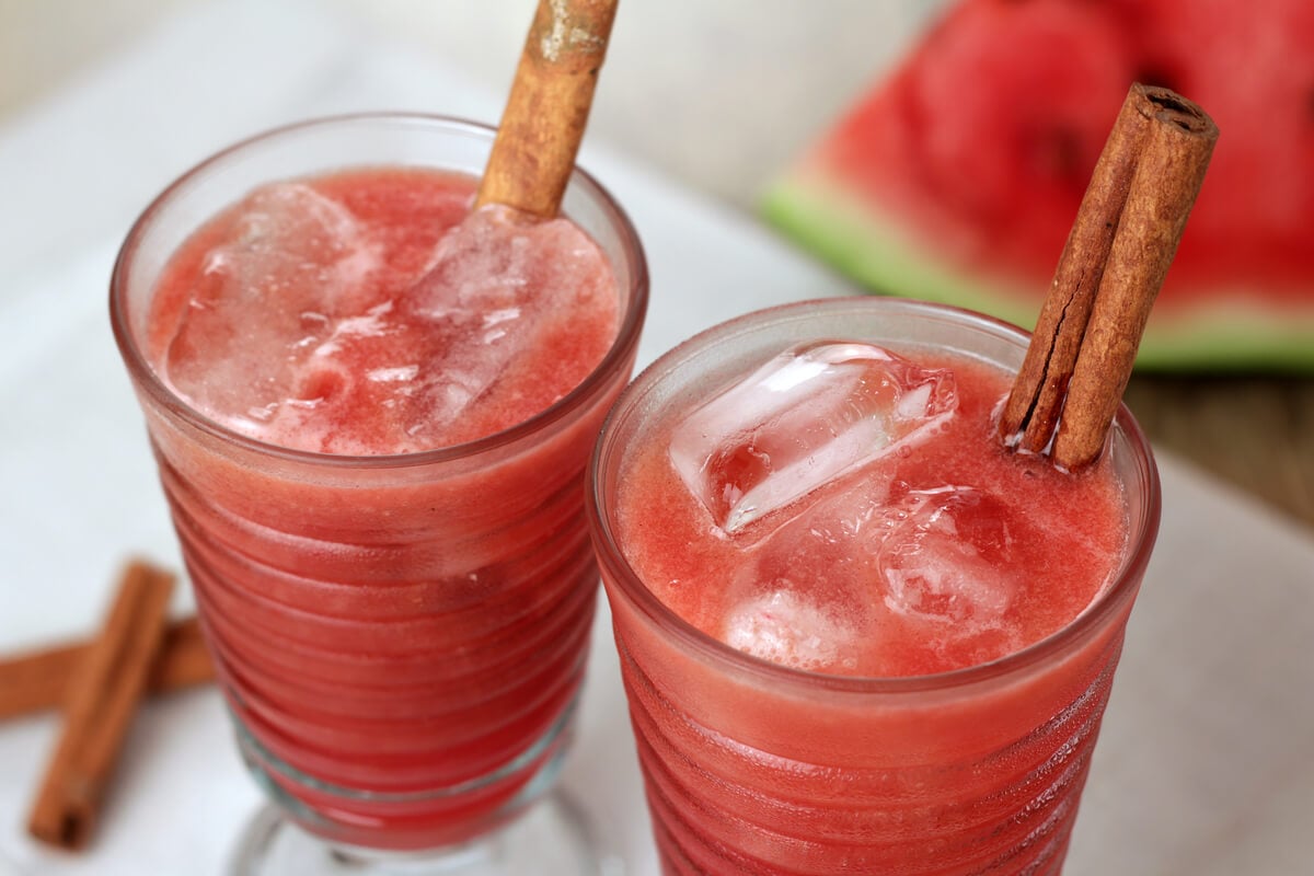Suco de melancia e canela com castanha-de-caju (Imagem: Stela Handa | Shutterstock)
