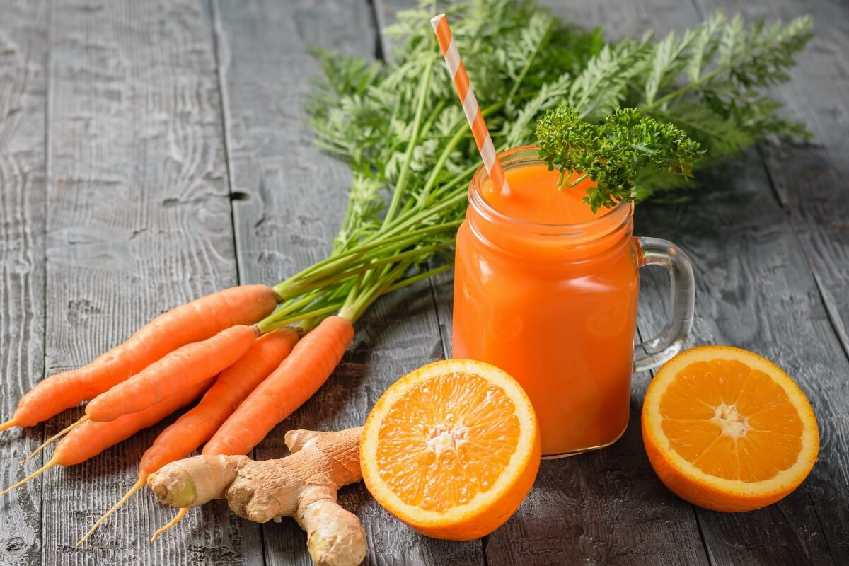 Suco de laranja com cenoura e gengibre (Imagem: VladimirVk | Shutterstock)