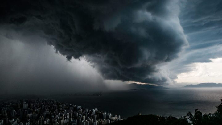 Temporal que atinge Rio Grande do Sul chega a Santa Catarina e Defesa Civil faz alerta