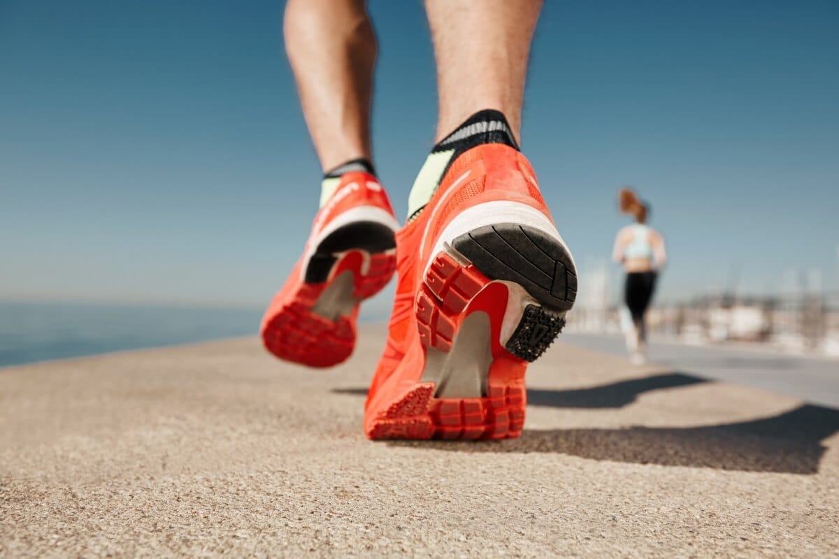 Pisada errada pode causar dores em diversas partes do corpo (Imagem: wayhomestudio | Freepik)