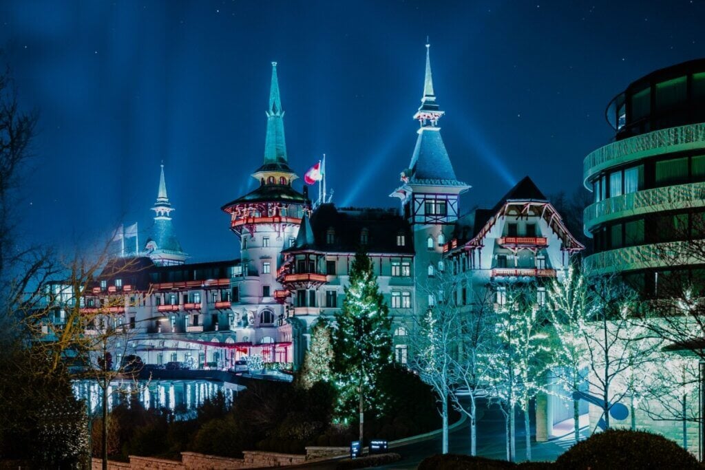 Localizado no topo da colina, o The Dolder Grand conta com spa e piscinas aquecidas (Imagem: lexandro D&rsquo;Elia | Shutterstock)