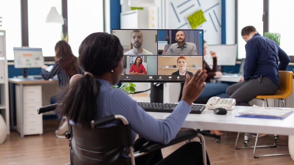 Modelo de trabalho híbrido pode beneficiar tanto os funcionários quanto as empresas (Imagem: DC Studio | Shutterstock)