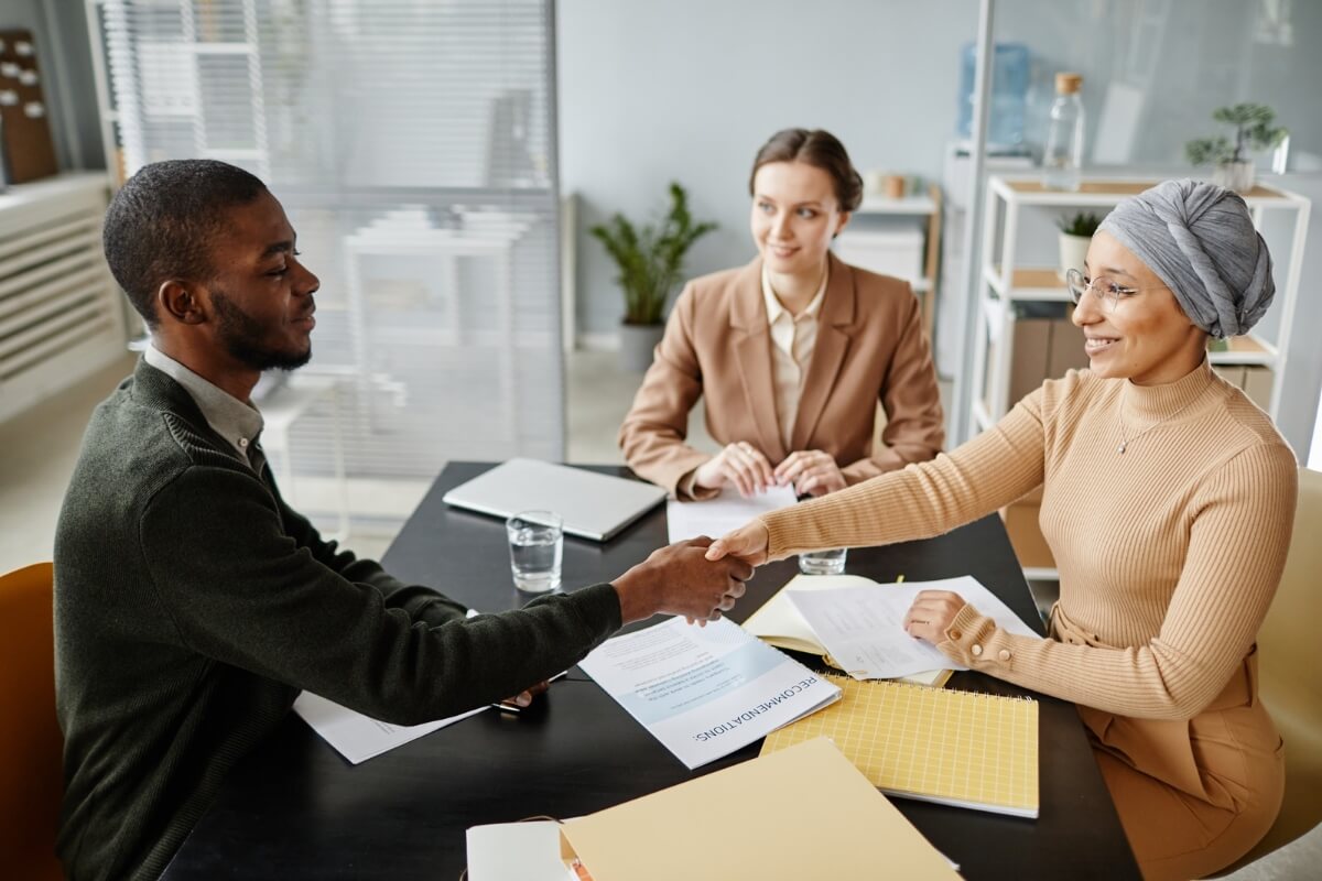 Ações estratégicas por parte das empresas podem aumentar a contratação de trabalhadores imigrantes e refugiados (Imagem: SeventyFour | Shutterstock)