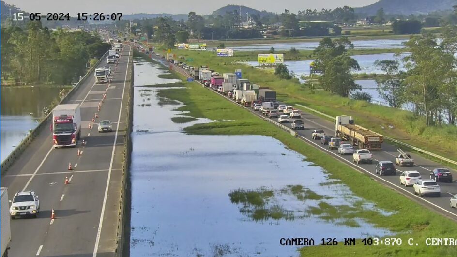 BR-101 tem pistas liberadas após cinco dias alagadas.