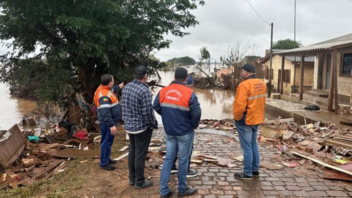 Equipe da prefeitura de Tubarão, uma das cidades que adotou municípios gaúchos atingidos por chuvas, visitou Triunfo nesta quinta-feira, dia 16 (Foto: Prefeitura de Tubarão, Divulgação)