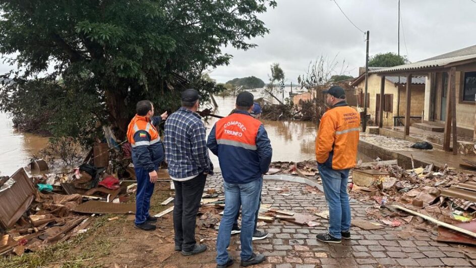 Equipe da prefeitura de Tubarão, uma das cidades que adotou municípios gaúchos atingidos por chuvas, visitou Triunfo nesta quinta-feira, dia 16 (Foto: Prefeitura de Tubarão, Divulgação)