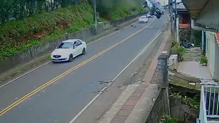 VÍDEO Motorista perde o controle e carro voa sobre rua em cidade do Oeste de SC