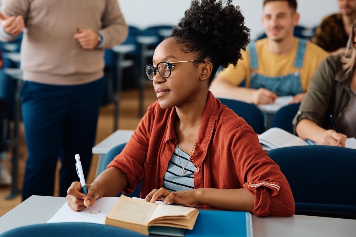 Vestibular de inverno é uma oportunidade para os estudantes ingressarem em uma universidade sem ter que esperar até o próximo período (Imagem: Drazen Zigic | Shutterstock)