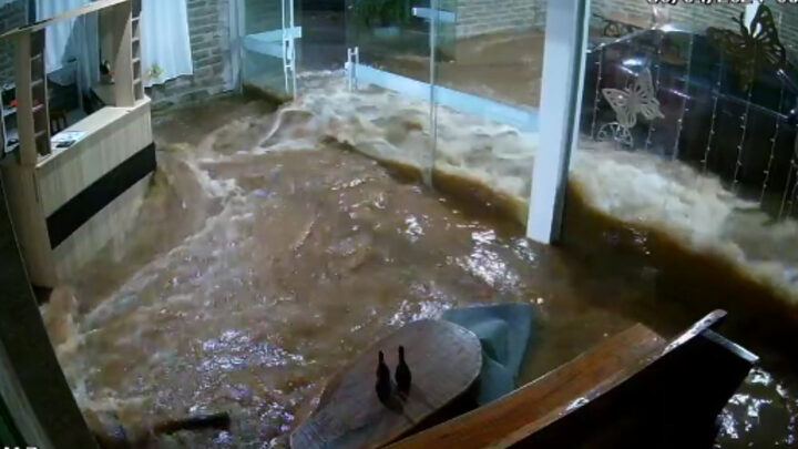 Vídeo mostra água das enchentes inundando casa em segundos no Rio Grande do Sul 