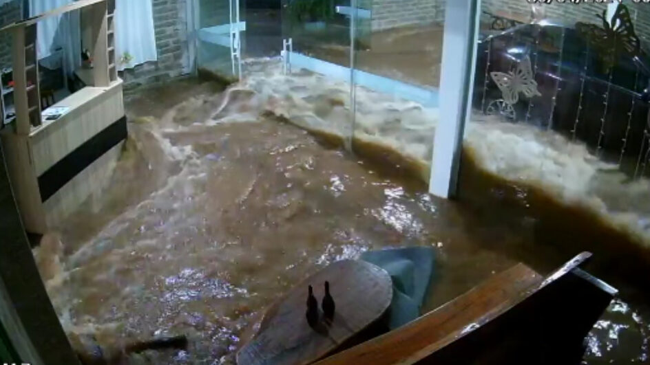 Vídeo mostra água das enchentes inundando casa em segundos no Rio Grande do Sul