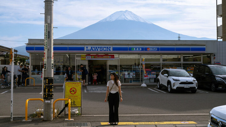 Vista famosa do monte Fuji ganha cortina para evitar invasão de turistas
