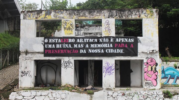 Motorista que passam pela avenida Beira Mar Norte já observam a faixa (Foto: Djonathan Freitas)