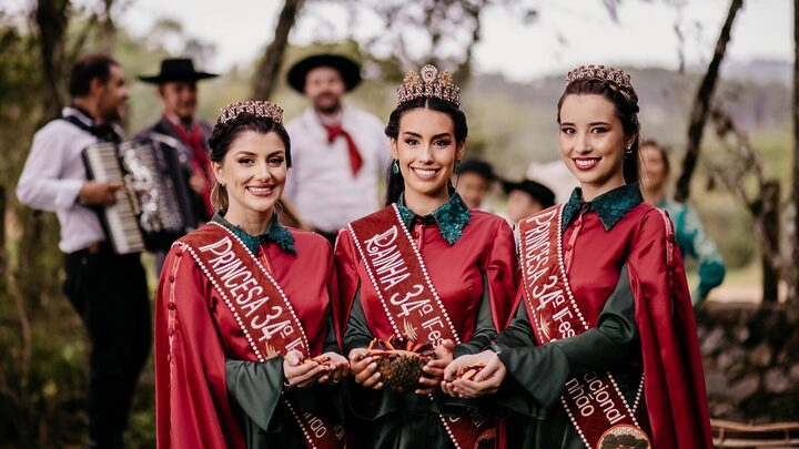 Realeza é anfitriã da Festa do Pinhão, que terá conteúdo em todas as plataformas da NSC. (Crédito: Divulgação)
