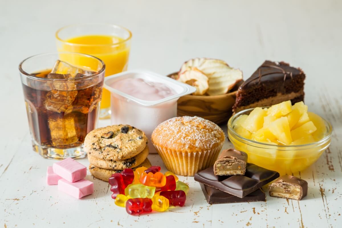 O consumo excessivo de açúcar resulta em inflamação e resistência à insulina, prejudicando a recuperação muscular e a síntese de proteínas (Imagem: Oleksandra Naumenko | Shutterstock)