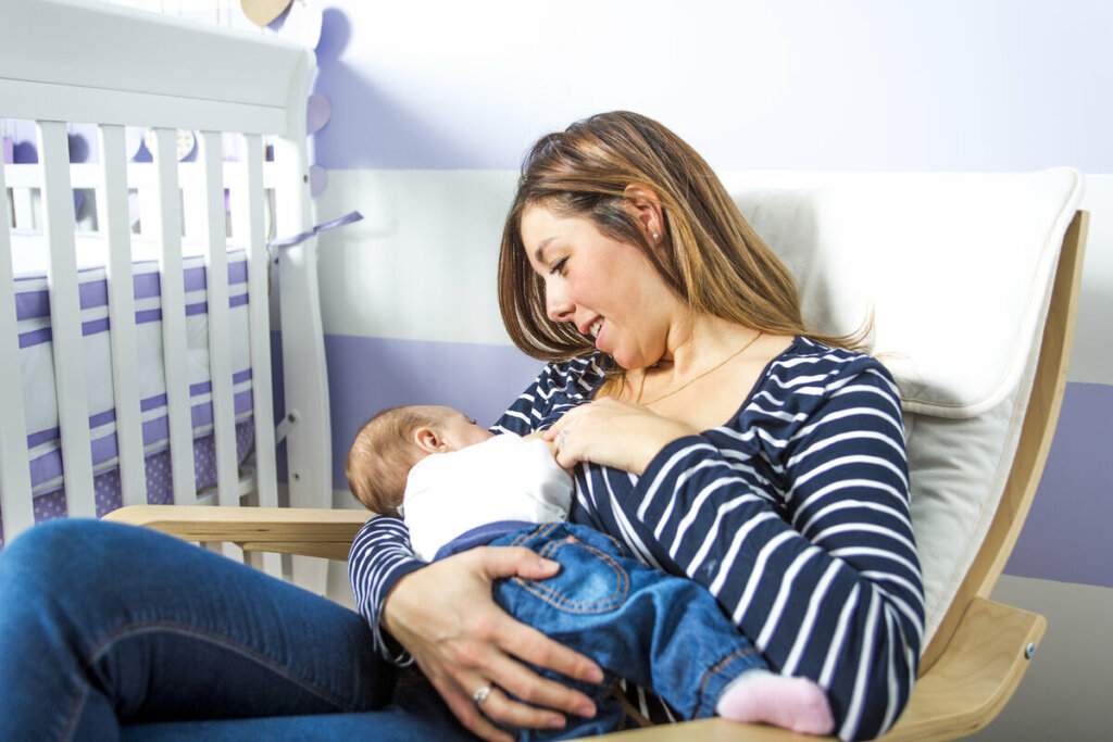Alimenta&ccedil;&atilde;o venosa garante a absor&ccedil;&atilde;o de nutrientes necess&aacute;rios para o beb&ecirc;, mas n&atilde;o impede o in&iacute;cio do aleitamento materno quando poss&iacute;vel (Imagem: Lopolo | Shutterstock)