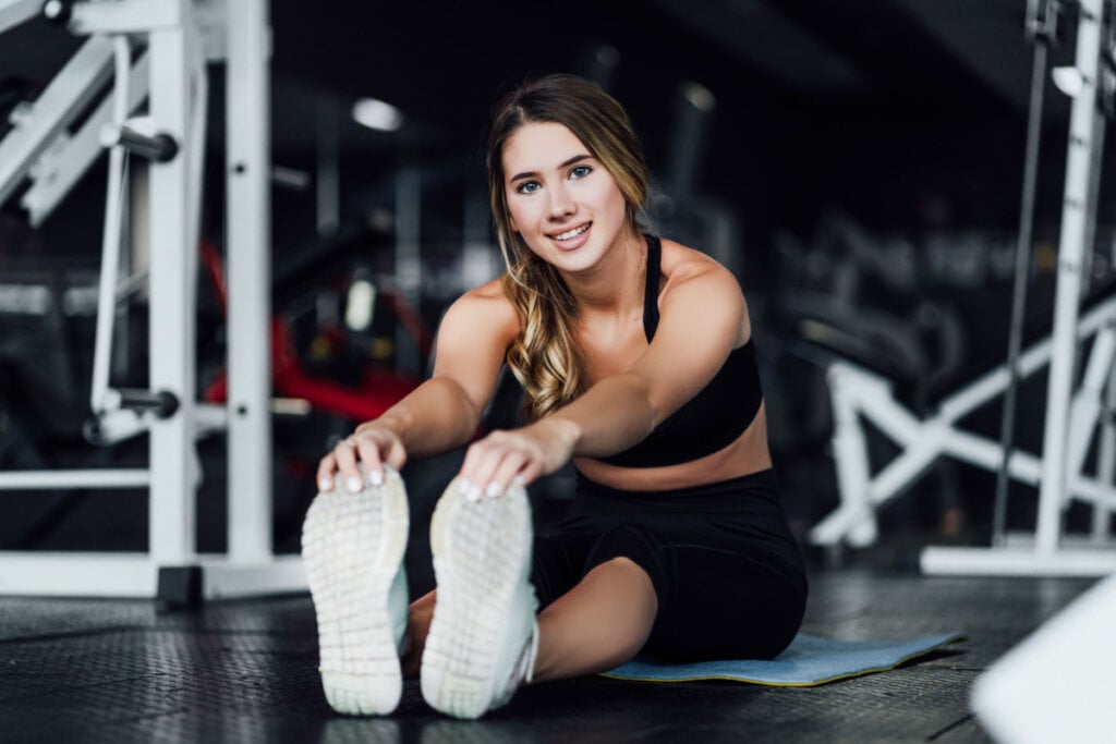 Alongamentos e fortalecimento muscular ajudam a prevenir dores nas costas (Imagem: Shutterstock)