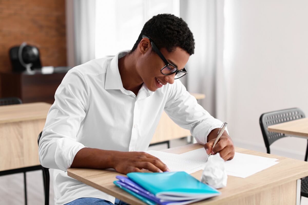 Ter uma rotina sólida de estudos faz a dirença na hora do vestibular (Imagem: Pixel-Shot | Shutterstock)
