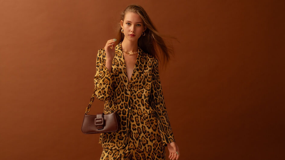 Estampa de animal print pode ser uma boa opção para o inverno (Imagem: Victoria Fox | Shutterstock)