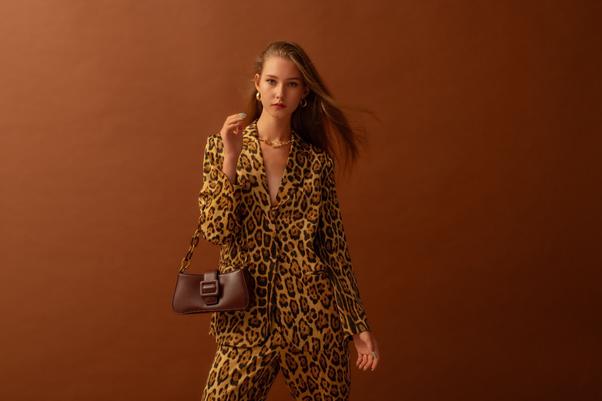 Estampa de animal print pode ser uma boa opção para o inverno (Imagem: Victoria Fox | Shutterstock)