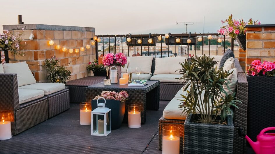 A decoração ajuda a deixar a varanda ou o terraço mais aconchegante (Imagem: fashioninmysoul | Shutterstock)