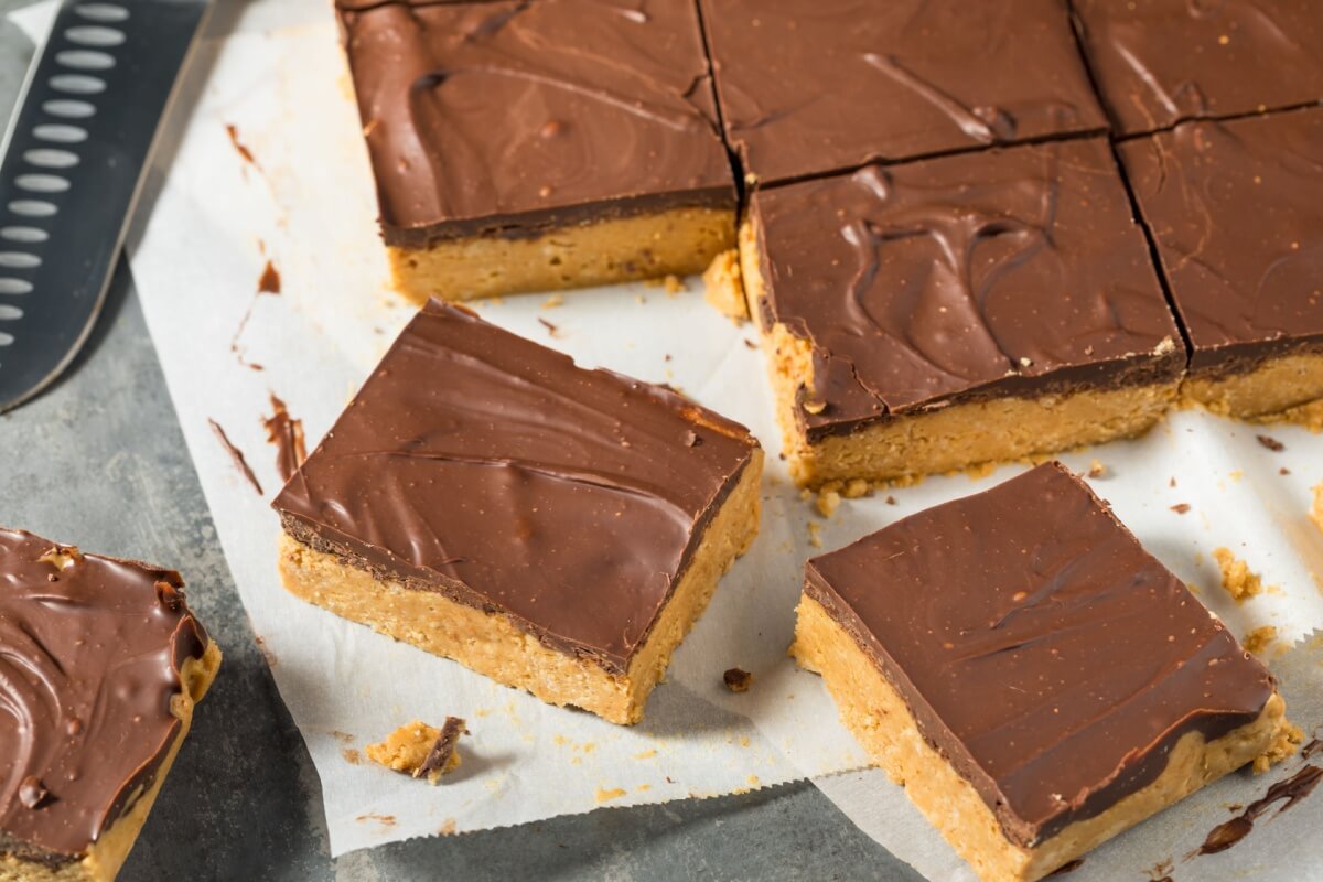 Barras de pasta de amendoim com chocolate (Imagem: Brent Hofacker | Shutterstock)