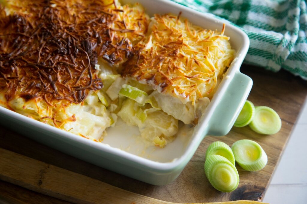 Batata gratinada com alho-poró (Imagem: Lecker Studio | Shutterstock)