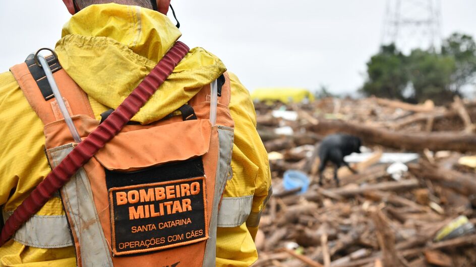 Bombeiros auxiliam atendimento às vítimas da enchente no RS