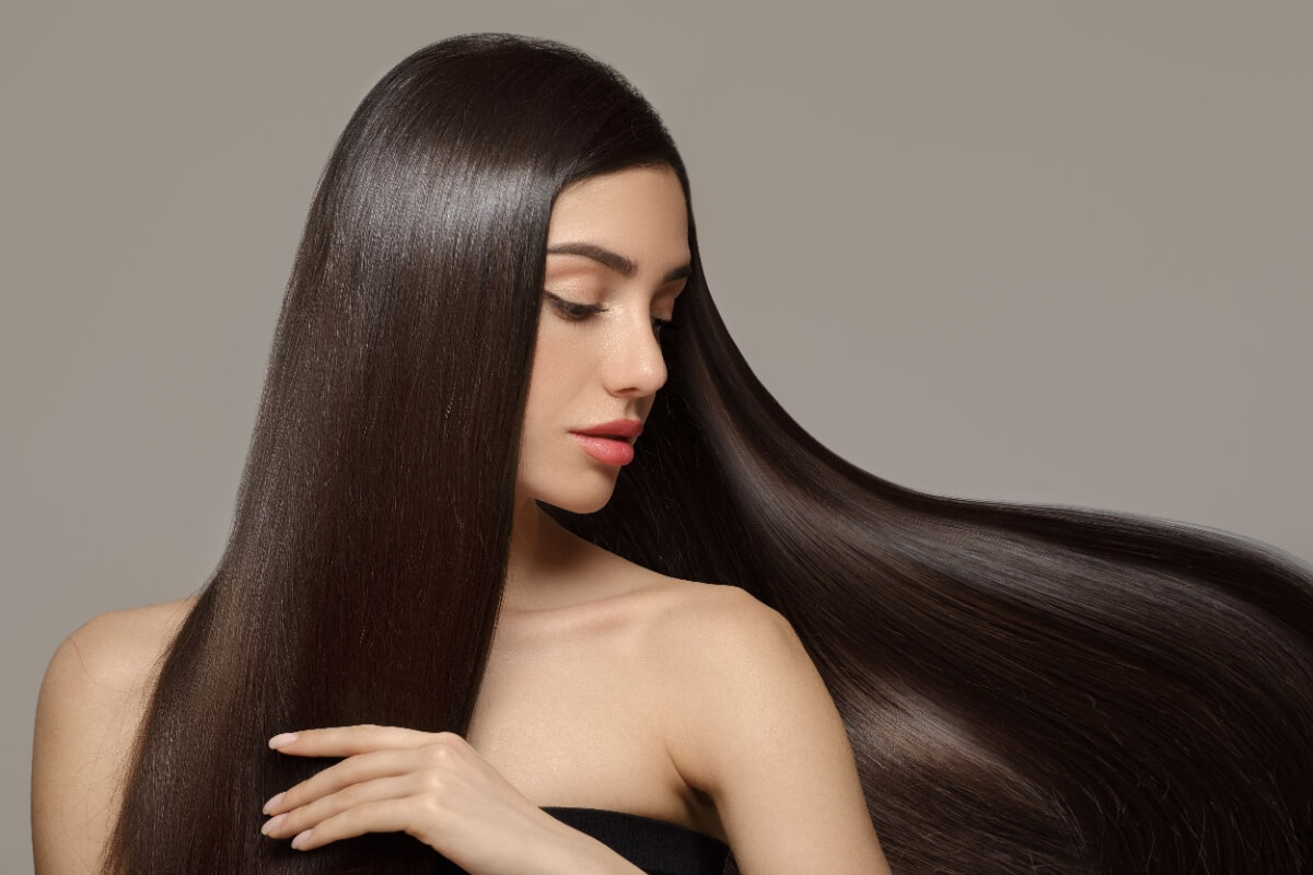 Uma rotina de cuidados é essencial para manter a beleza e a saúde do cabelo quimicamente tratado (Imagem: Kourdakova Alena | Shutterstock)