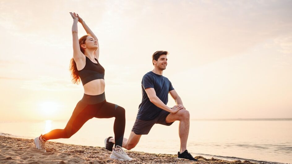 A prática de exercícios traz benefícios ao corpo e à mente (Imagem: ViDI Studio | Shutterstock)