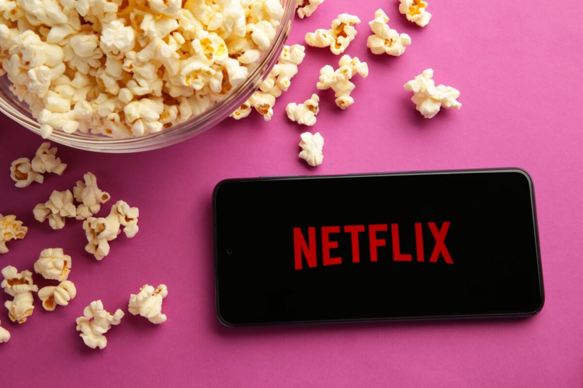 Em junho, há mais lançamentos de filmes e séries na Netflix (Imagem: Mouse family | Shutterstock)