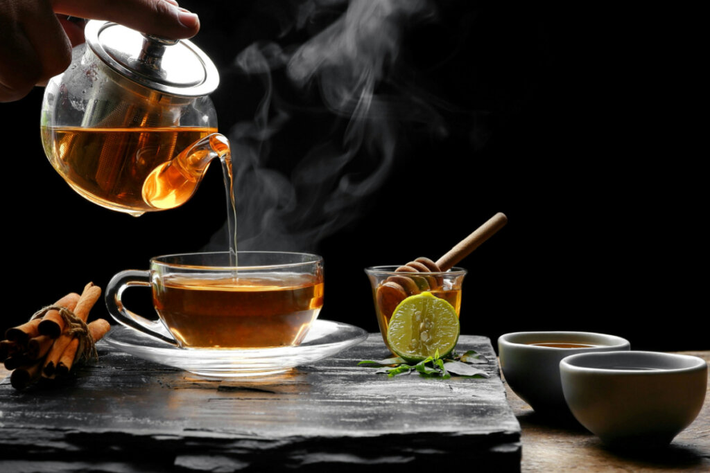 Chá preto com limão e canela (Imagem: Prapat Aowsakorn | Shutterstock)