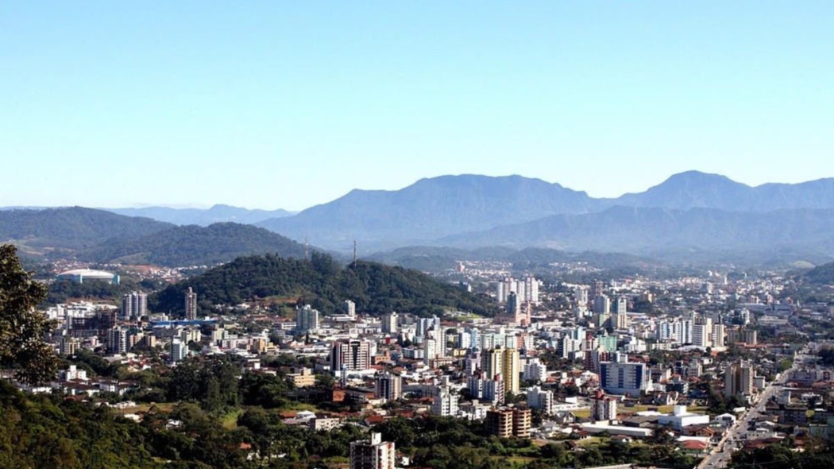 Cidade de SC, mais segura do Brasil, abre processo seletivo com 74 vagas; veja salários