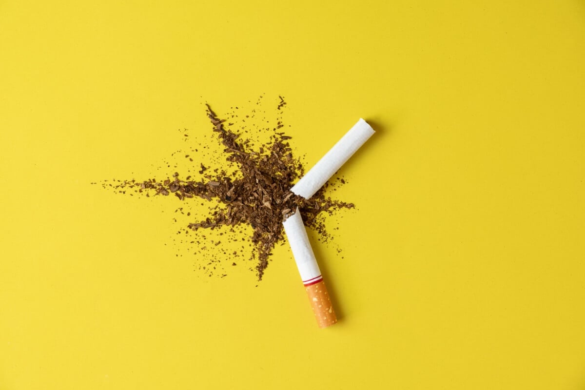 O uso do cigarro pode acarretar doenças cardiovasculares e pulmonares (Imagem: nawamin | Shutterstock)