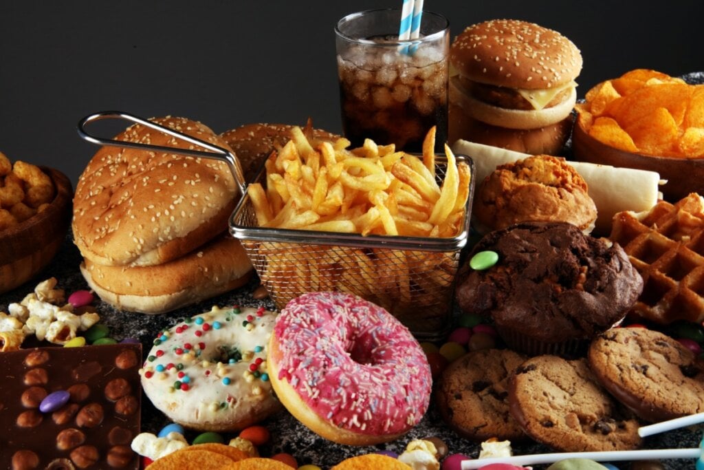 Alimentos processados e fast food podem contribuir para o aumento da pressão arterial (Imagem: beats1 | Shutterstock)