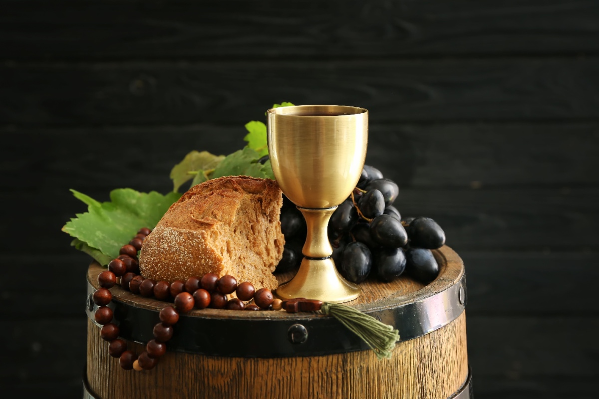 A celebração é um reconhecimento da crença católica na transformação do pão e do vinho no corpo e sangue de Cristo (Imagem: Pixel-Shot | Shutterstock)